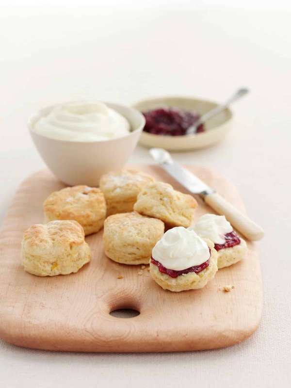 Comment préparer des scones anglais moelleux avec une confiture maison ?