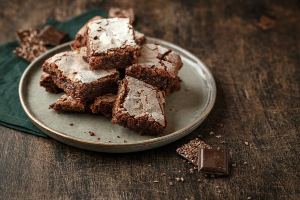 Comment faire des brownies au chocolat avec des noix de macadamia et une touche de sel ?